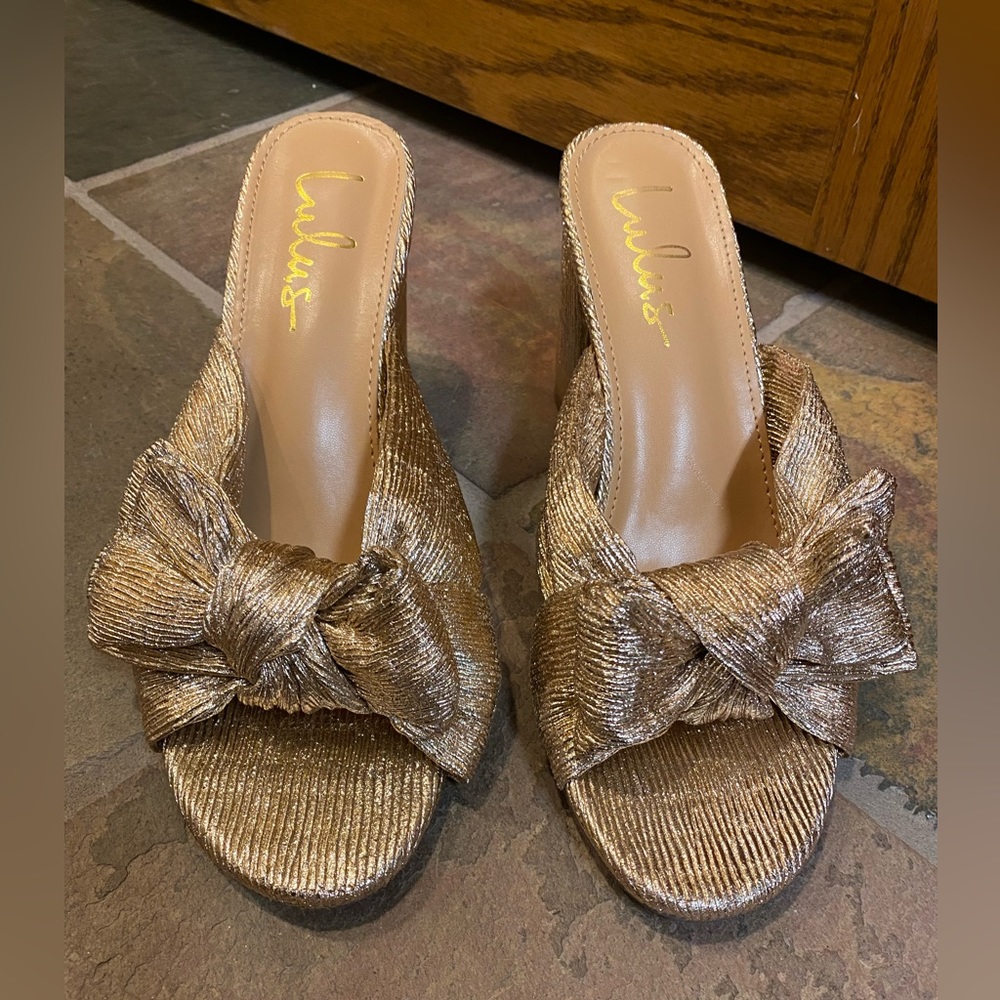 Lulu’s gold rafia bow heels